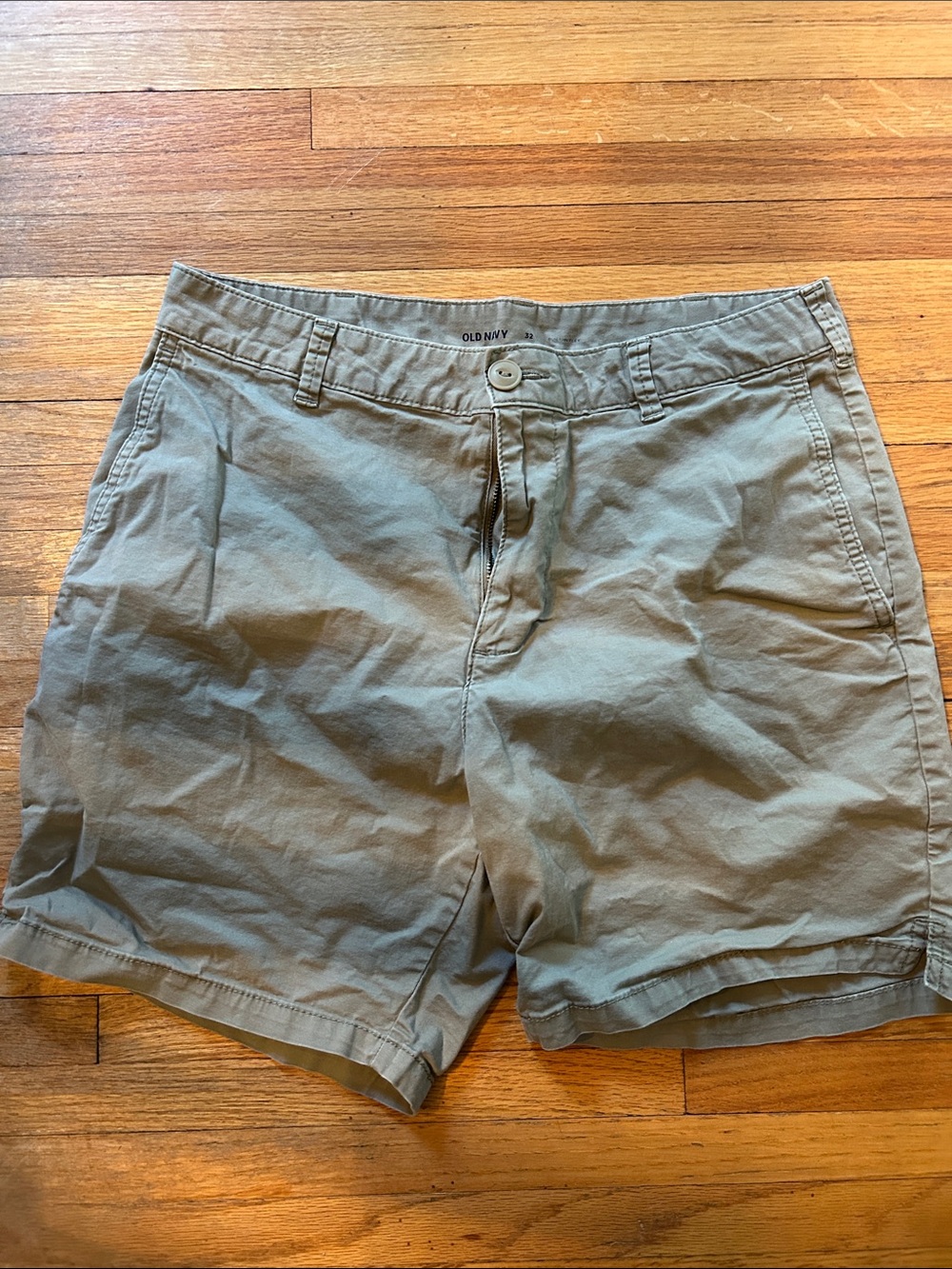 Old Navy Mens Olive Chino Bermuda Shorts. Size 32 waist. Great condition